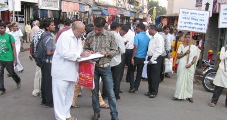 Pro-Hindus taking signatures of Hindus to protest against IBN Lokmat Pro-Hindus taking signatures of Hindus to protest against IBN Lokmat